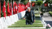 Antalya'da şehit aileleri Kurban Bayramı'nda mezarlara akın etti