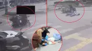 Antalya'da motosiklet bisiklete saplandı: Baba kızına yardım için acısını unuttu