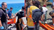 Antalya'da yüzme bilmeyen arkadaşını kurtarmak isterken hastanelik oldu