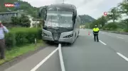 Antalya'dan Dönen Otobüs Trabzon'da Elektrik Direğini Devirdi, Kıl Payı Kurtuldu