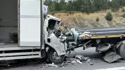 Arnavutköy'de kamyonet demir yüklü tıra çarptı: 1 ölü