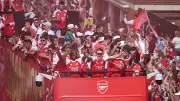 Arsenal 22 yıl sonra şampiyonluğu taraftarlarıyla coşkuyla kutladı