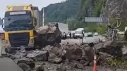 Artvin'de heyelan Sarp Sınır Kapısı yolunu kapattı