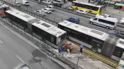 Avcılar'da metrobüste yangın: Dumanlar yükseldi, yolcular tahliye edildi