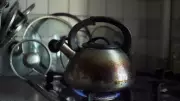 Çaydanlıktaki inatçı kireçleri 2 dakikada yok eden yöntem