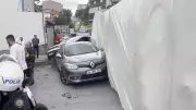 Başakşehir'de TIR devrildi: İki aracın üzerine düştü, sürücü yaralandı