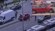 Bakırköy'de akılalmaz kaza: Aydınlatma direği başka aracın üzerine düştü