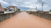 Bartın'da sağanak sonrası denizin rengi kahverengiye döndü