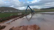 Bayburt Demirözü'nde taşkın alarmı: Derelere iş makineleriyle müdahale