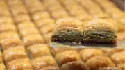 Bayram Sofralarının Vazgeçilmezi Ev Baklavası Tarifi! Çıtır Çıtır Baklava Nasıl Yapılır?