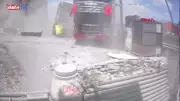 Beylikdüzü'nde freni boşalan İETT otobüsü TIR'a çarptı, kaza anı kamerada