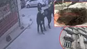 Beyoğlu'nda dehşet: Yürürken başına cam düştü, 7 dikiş atıldı