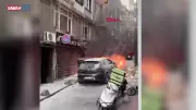 Beyoğlu'nda seyir halindeki otomobil alev alev yandı