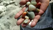 Bir Gecede Milyoner Yapıyor! Çin'deki Bu Nehirde Altından Değerli Taşlar Bulunuyor