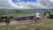 Bolu'da Bayram Trafiğinden Kaçan Tır ve Kamyonlar Köy Yolunda Çamura Saplandı