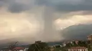 Bursa İnegöl'de sağanak yolları göle çevirdi, dolu yağdı