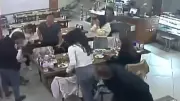 Bursa'da nefes borusuna yemek kaçan kızı restoran çalışanı Heimlich manevrasıyla kurtardı