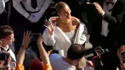 Cannes Film Festivali'nde Bella Hadid Rüzgarı: Kristal Elbiseyle Büyüledi