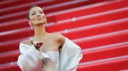 Cannes'da Bella Hadid Kuğu Görünümüyle Festivalin Yıldızı Oldu
