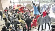CHP'de mahkeme kararına uymayan Özgür Özel destekçileri polise barikat kurdu
