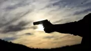 Cide'de havaya ateş açan şahsın kurşunu duvardan sekip bir kişiyi ağır yaraladı