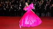 Demi Moore Cannes'da Pembeye Büründü: Göz Kamaştıran Stil