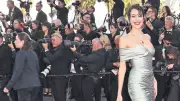 Dilan Çiçek Deniz Cannes'da Yeni İmajıyla Büyüledi