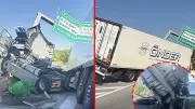 Edirne'de feci kaza: Tır yön tabelasına saplandı, motor beton bloğun altında kaldı