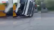 Edirne'de Hafriyat Kamyonu Devrildi: Maddi Hasar Oluştu