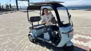 Elektrikli motosikletine güneş paneli taktı, prize ihtiyaç kalmadı