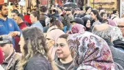 Eminönü’nde bayram alışverişi yoğunluğu: Vatandaşlar akın etti