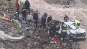 Erzincan'da otomobil dereye yuvarlandı: 2 ölü, 1 yaralı