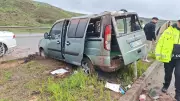 Erzurum'da hafif ticari araç refüje çarptı: 7 yaralı