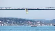 Fenerbahçe Opet'in şampiyonluk bayrakları İstanbul köprülerinde dalgalanıyor
