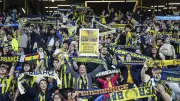 Fenerbahçe taraftarından İsmail Kartal'a 'Son of Fenerbahçe' pankartı