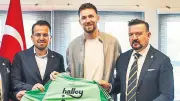Fenerbahçe, Tarık Çetin ile 3 yıllık yeni sözleşme imzaladı