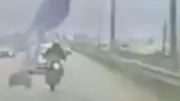 Gebze'de üst geçitten sarkan afiş motosiklet sürücüsüne çarptı