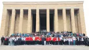 Gençler Al Bayrağı Dünyada Dalgalandırıyor