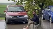 Göle dönen yolda olta ile balık tutma girişimi