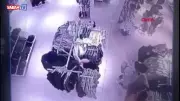 Güngören'de mağazada müşteri gibi gezdi, kadının çantasını çaldı