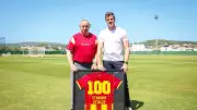 Göztepe'den Stoilov'a 100. Maç Forması Hediyesi