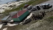 Hakkari'de araç şarampole yuvarlandı: 4 kişi yaralandı