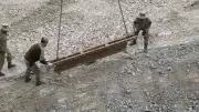 Hakkari'de heyelan sonrası kapanan yol için panel köprü kuruluyor