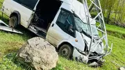 Hakkari'de yolcu minibüsü direğe çarptı: 11 yaralı