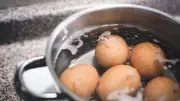Haşlanmış Yumurta Suyunu Sakın Dökmeyin! İşte Kullanım Alanları