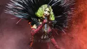 Hande Yener'in Kirpi Kostümü Harbiye Konserinde Büyük İlgi Gördü
