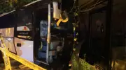 Hatay'da alkollü sürücü minibüsle kamyonete çarpıp iş yerine daldı: 2 yaralı