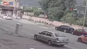 Hatay'da dalgın çocuk araca çarptı, o anlar kamerada