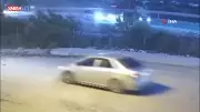 Hatay'da kırmızı ışıkta bekleyen araçlara çarpan otomobil kamerada