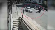 Hatay'da motosikletin otomobile saplandığı kaza anı kamerada
